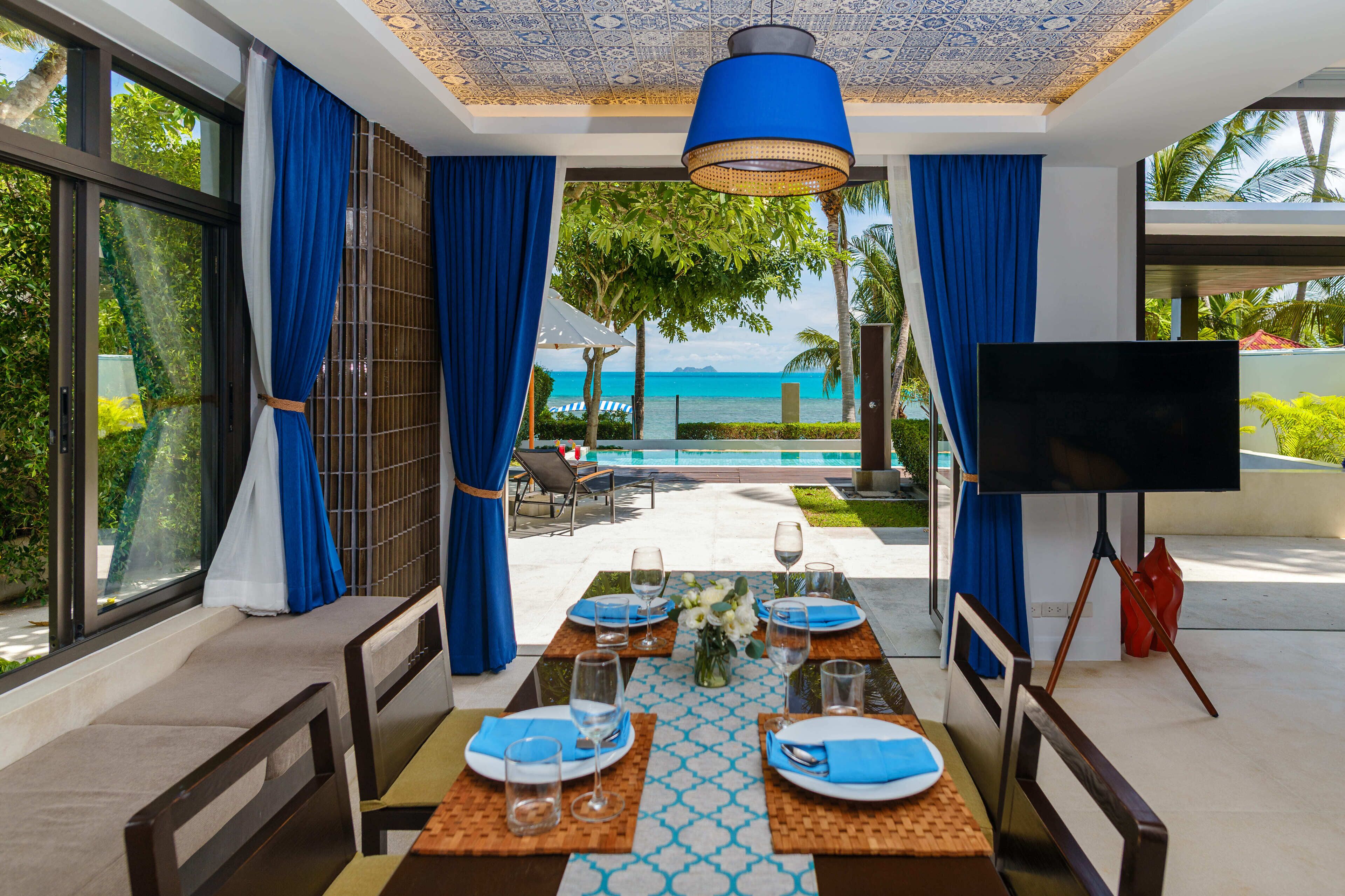 Presidential Three-Bedroom Beachfront Villa with Personal Assistant | Oleskelualue | 43–tuumainen äly-TV, jossa satelliittikanavat