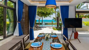 Presidential Three-Bedroom Beachfront Villa with Personal Assistant | Oleskelualue | 43–tuumainen äly-TV, jossa satelliittikanavat