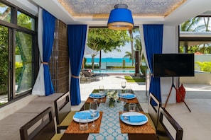 Presidential Three-Bedroom Beachfront Villa with Personal Assistant | Coin séjour | TV connectée de 43 pouces avec chaînes par satellite, télévision