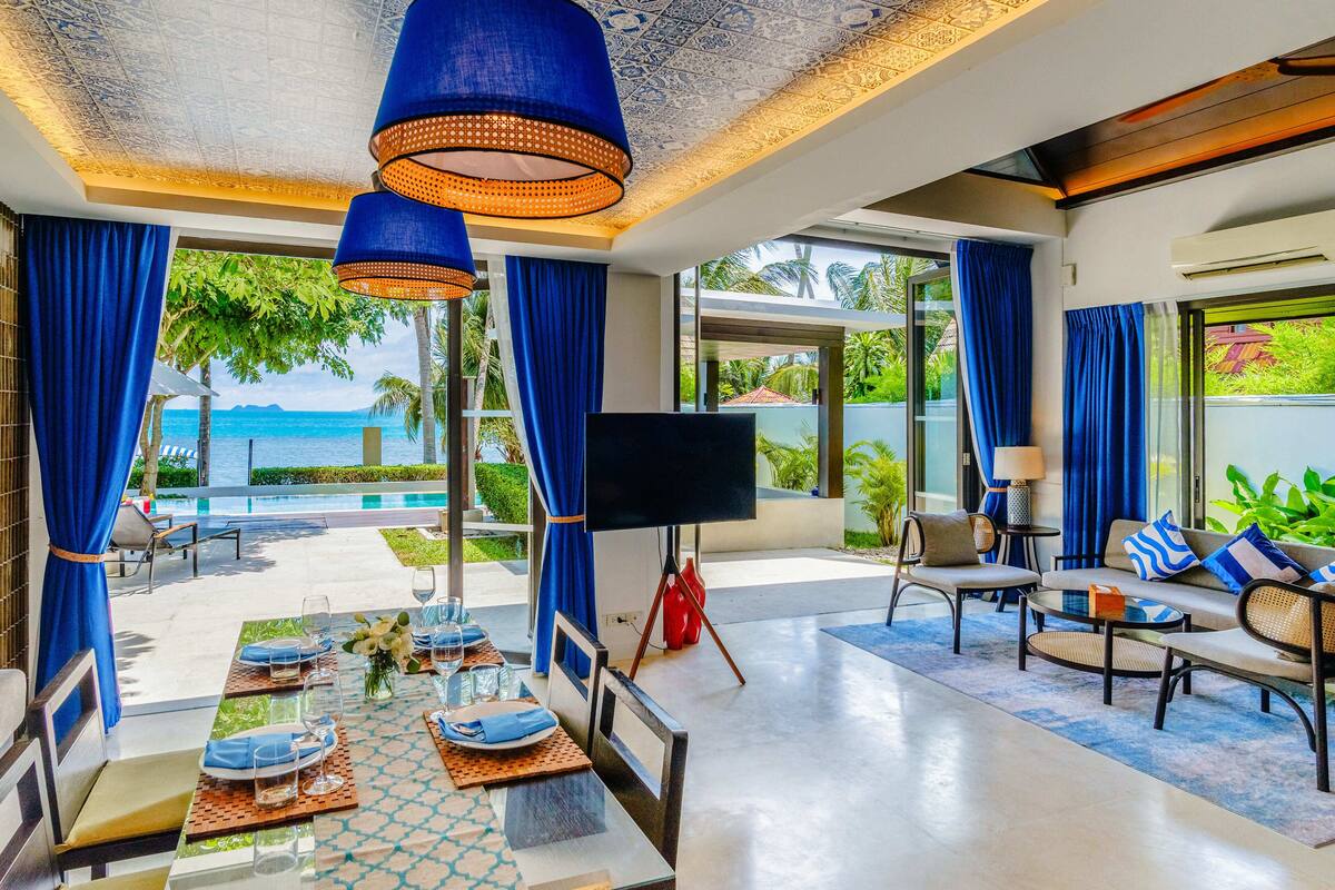 Presidential Three-Bedroom Beachfront Villa with Personal Assistant | リビング エリア | 43 インチのスマートテレビ (衛星放送視聴可)、テレビ