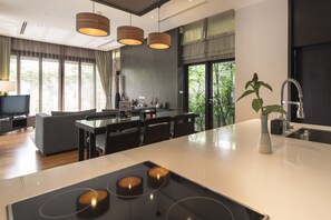 Three Bedroom Suite Pool Villa with Free Minibar | Área de sala de estar | Smart TV de 43 pulgadas con canales vía satélite y televisión 