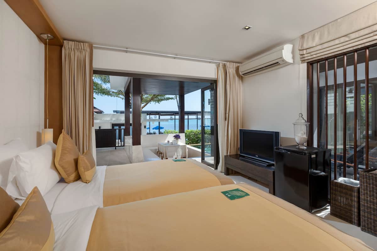 Seprai premium, minibar, brankas, dan meja kerja