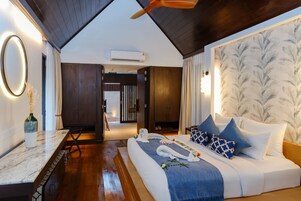 Una habitación de hotel moderna con una cama grande, techo de madera y vistas a la ciudad.