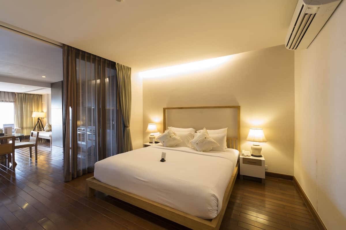 Seprai premium, minibar, brankas, dan meja kerja