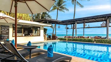 Outdoor pool, pool loungers