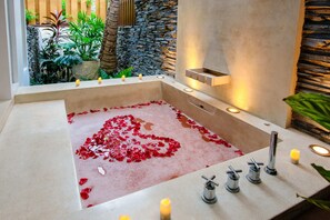Presidential Three-Bedroom Beachfront Villa with Personal Assistant | Baño | Tina y regadera independientes y tina de hidromasaje 
