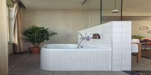 Habitación Grand, vista a la ciudad | Baño | Amenidades de baño gratuitas, secadora de cabello, toallas 