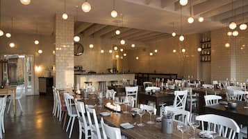 Se sirven desayunos, cenas y cocina internacional