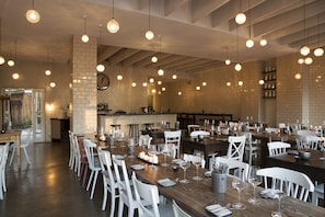 Serveert ontbijt en diner, internationale gerechten