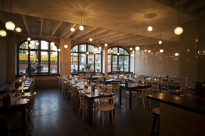 Ze serveren er ontbijt en diner 
