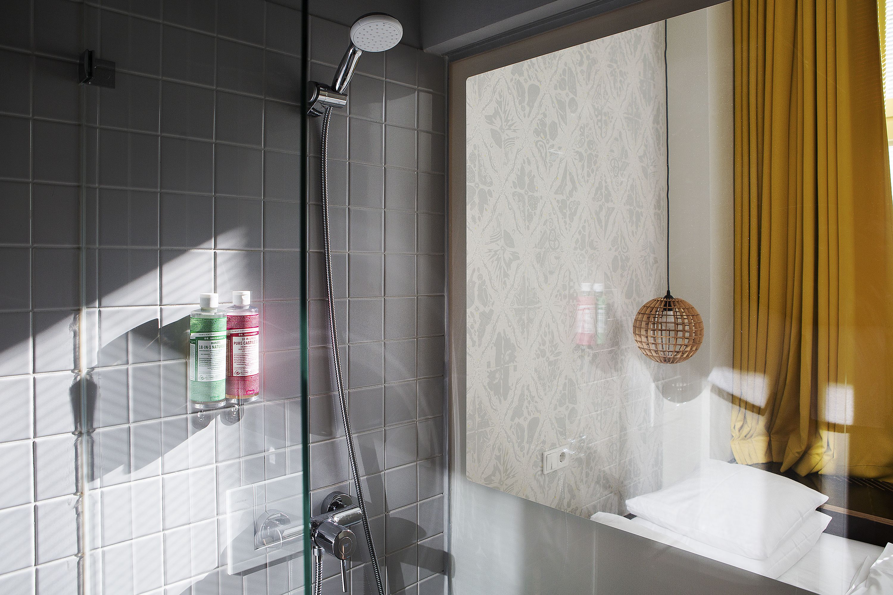 Ein modernes Badezimmer mit Dusche, Toilette und Waschbecken.