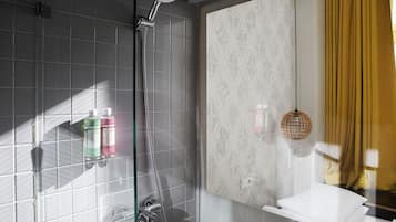 Ein modernes Badezimmer mit Dusche, Toilette und Waschbecken.