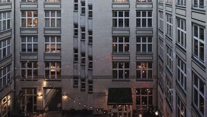 Un edificio de varios pisos con grandes ventanales y fachada de ladrillo.