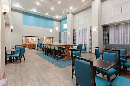 Coffee shop. Hampton Inn & Suites Clovis-Airport North