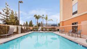 A swimming pool with lounge chairs and a view of the ocean. - Hampton Inn & Suites Clovis-Airport North (Clovis)