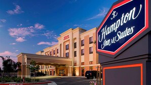 A Hampton Inn & Suites hotel with a modern facade, a covered entrance, and a clear sky. - Hampton Inn & Suites Clovis-Airport North (Clovis)