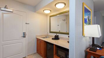 Literie hypoallergénique, rideaux occultants, fer et planche à repasser