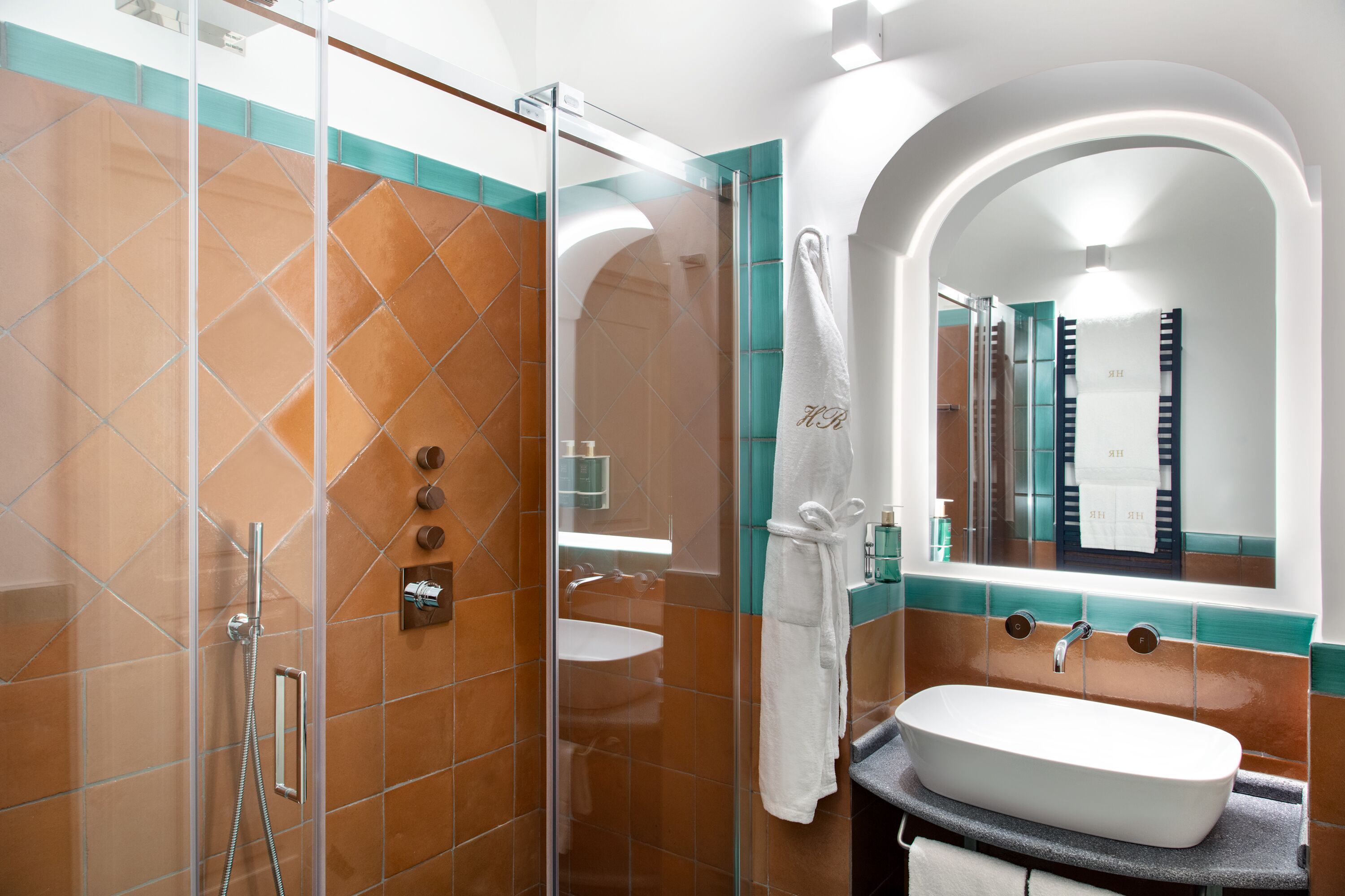 junior double or twin room, sea view | bathroom | free toiletries, hair dryer, bathrobes, bidet