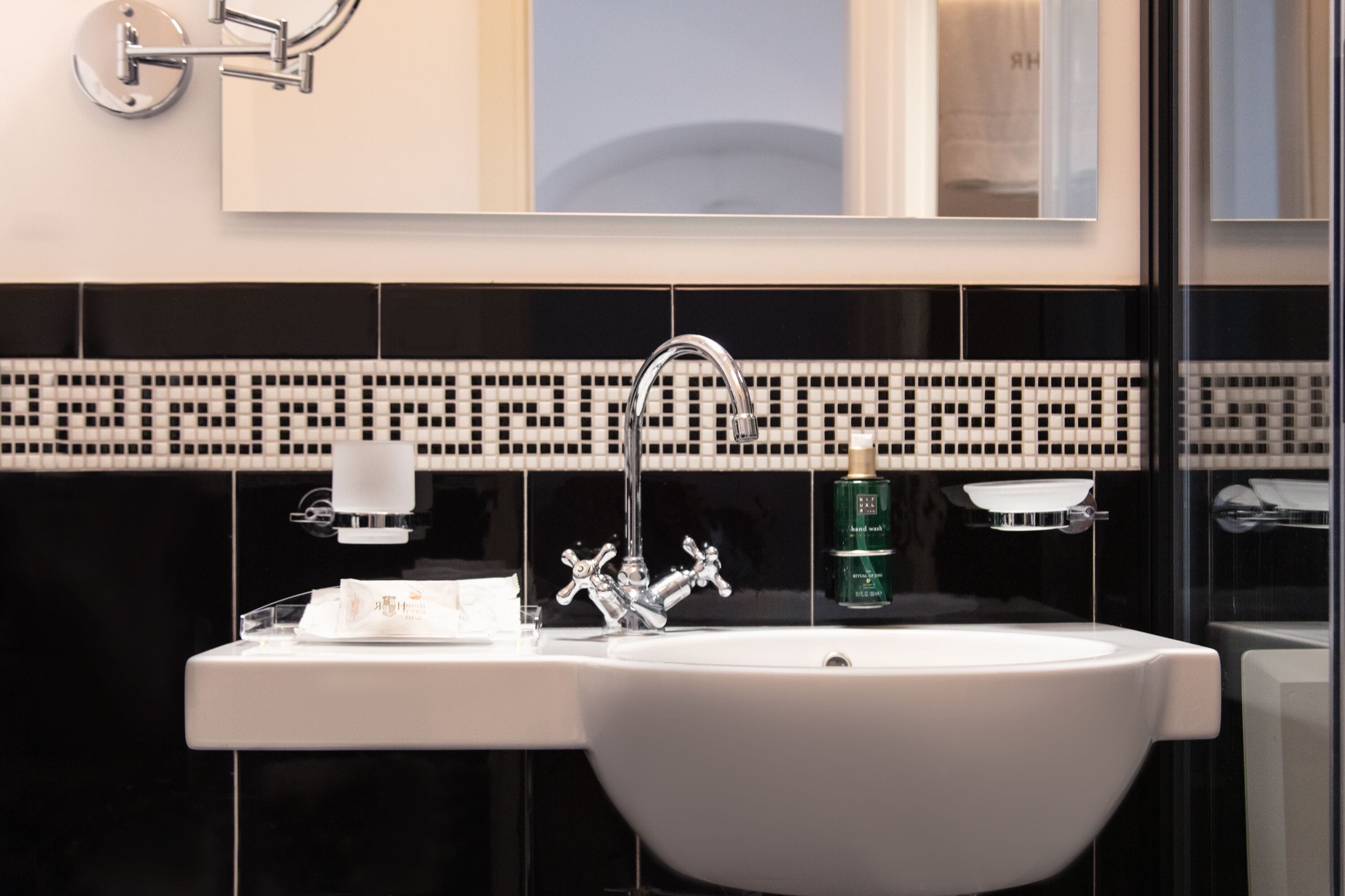 deluxe room, sea view | bathroom | free toiletries, hair dryer, bathrobes, bidet