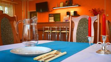 Daily continental breakfast (EUR 6 per person)