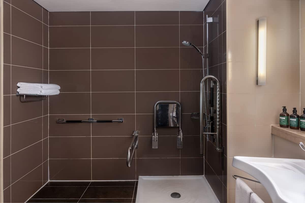 Un baño moderno con ducha, inodoro y lavamanos.