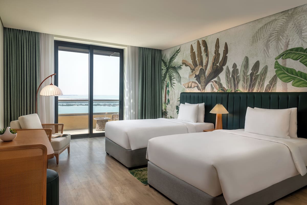 Suite, 2 slaapkamers, balkon, uitzicht op zee | Luxe beddengoed, een minibar, een kluis op de kamer