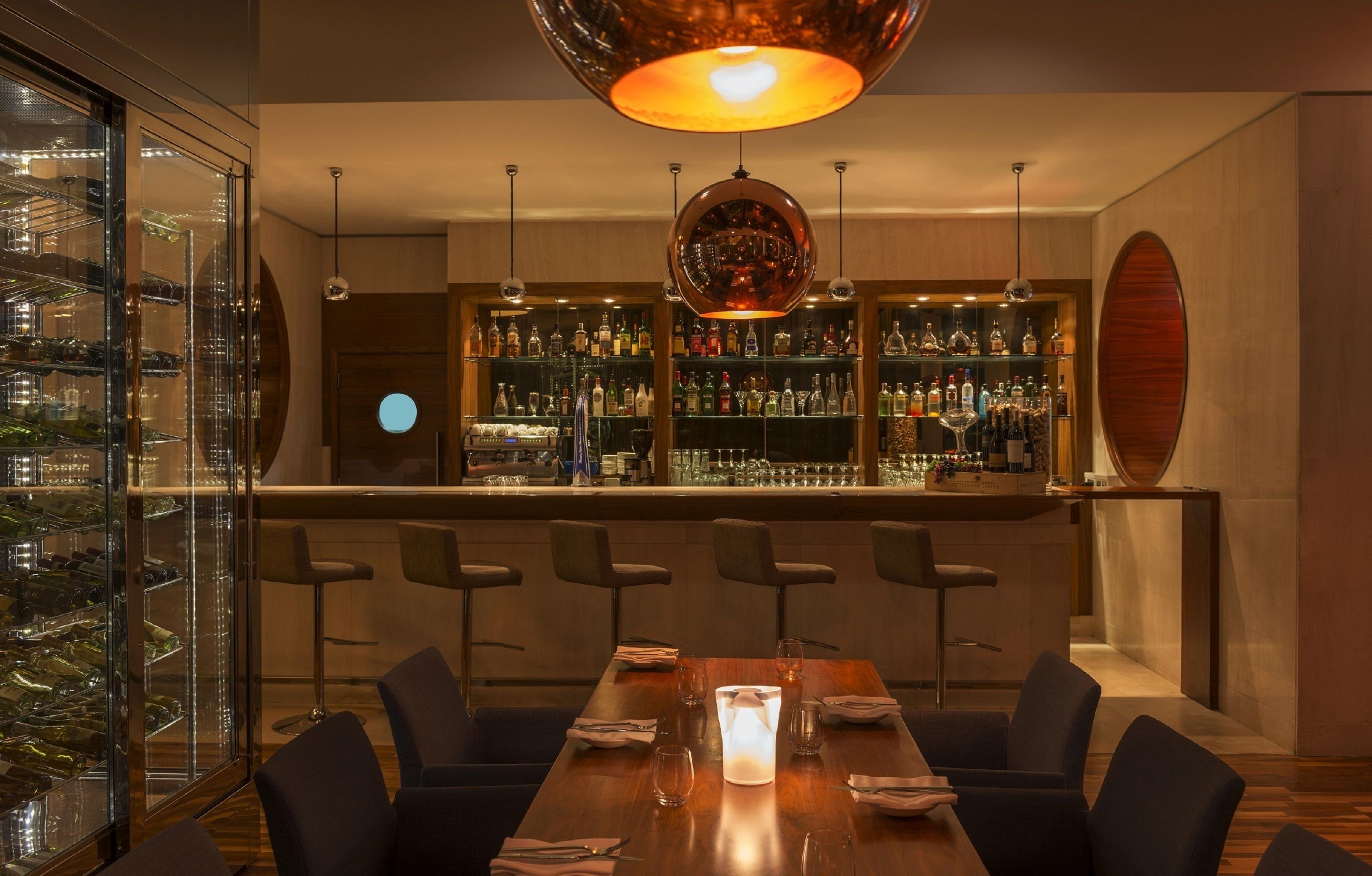 2 bars/lounges, swim-up bar, poolside bar