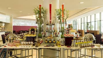 4 か所のレストラン、朝食、ランチ、ディナーに営業 (多国籍料理)