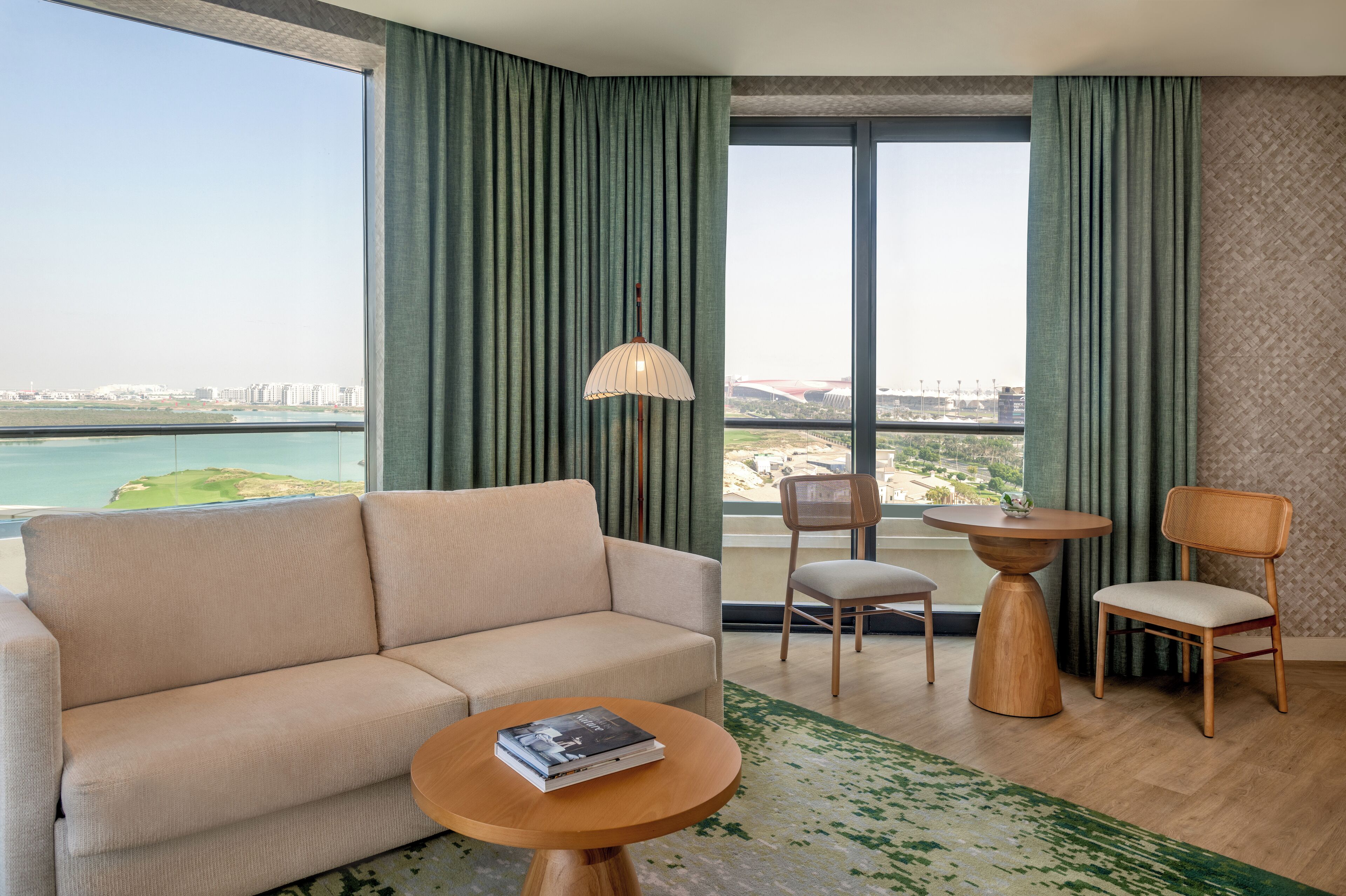 Suite, 2 Schlafzimmer, Balkon, Meerblick | Wohnbereich