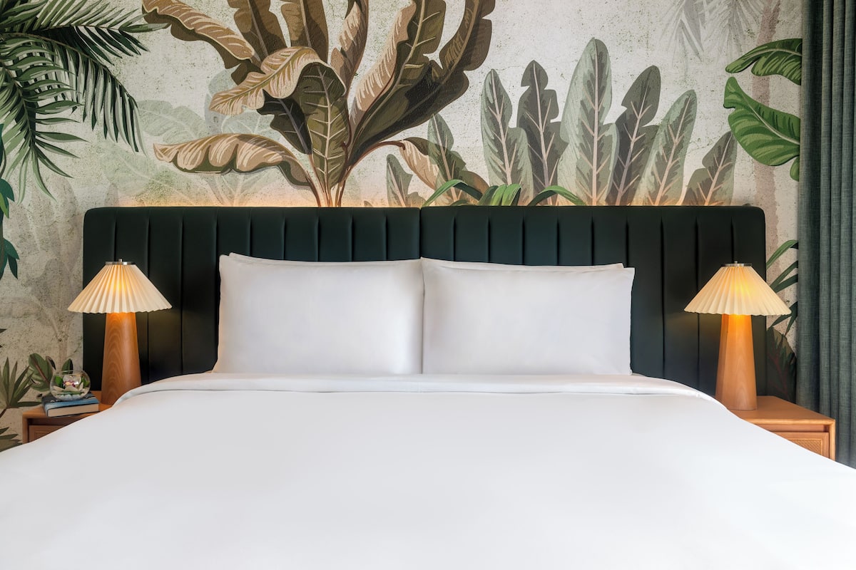 Luxe beddengoed, een minibar, een kluis op de kamer