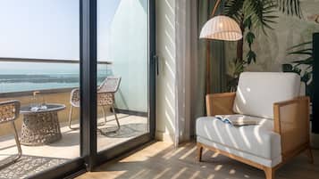 1 King Deluxe Sea View Balcony Theme Park Access | Premium bedding, minibar, in-room safe, individually decorated