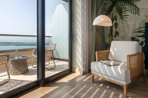 Quarto luxo, 1 cama King, sacada, vista para o mar | Roupas de cama premium, frigobar, cofres nos quartos