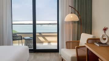 Kamar Deluks, 1 Tempat Tidur King, balkon, pemandangan laut | Seprai premium, minibar, brankas, dan didekorasi berbeda-beda