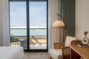 Quarto luxo, 1 cama King, sacada, vista para o mar | Roupas de cama premium, frigobar, cofres nos quartos