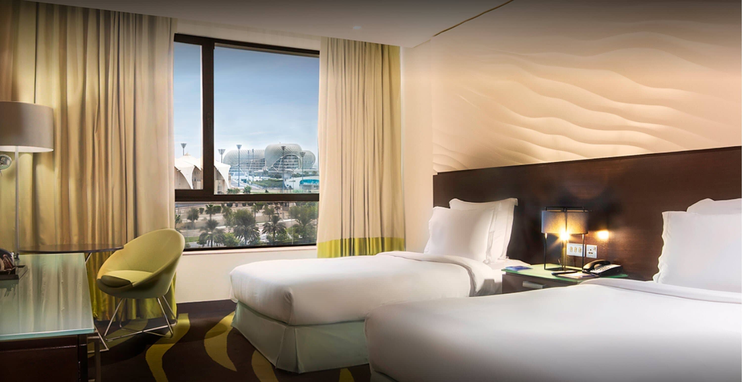 Sengetøy av topp kvalitet, minibar og safe på rommet