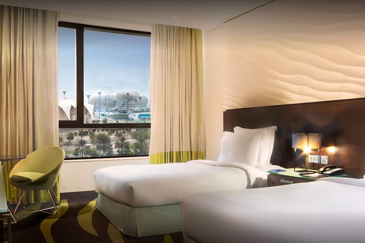 Sengetøy av topp kvalitet, minibar og safe på rommet