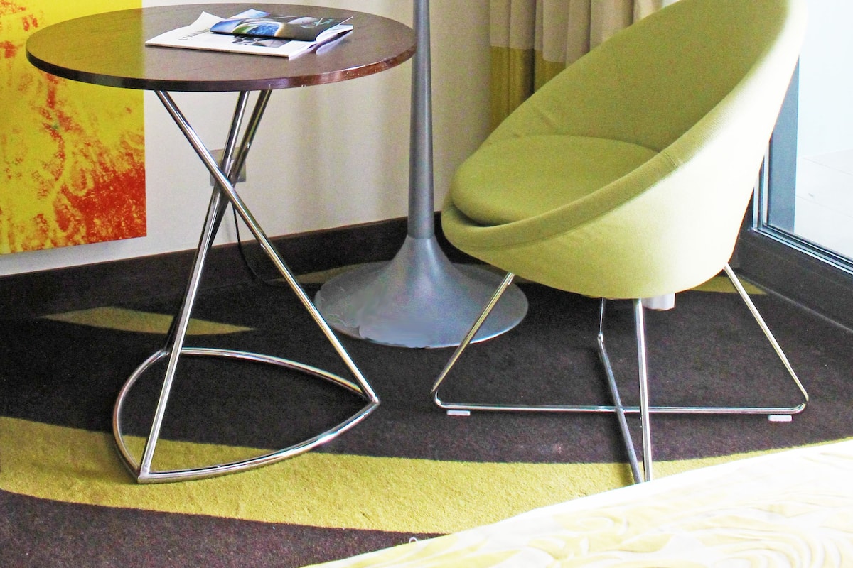 Sengetøy av topp kvalitet, minibar og safe på rommet