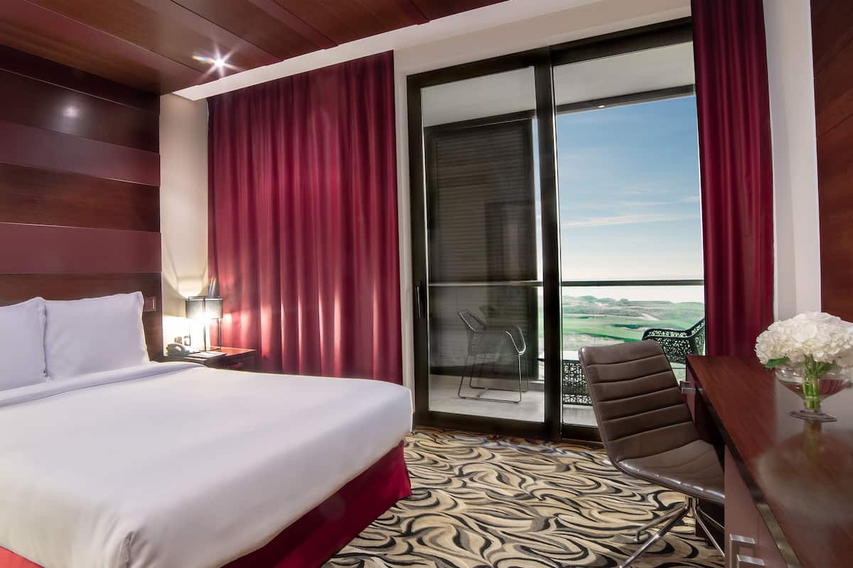 Sengetøy av topp kvalitet, minibar og safe på rommet