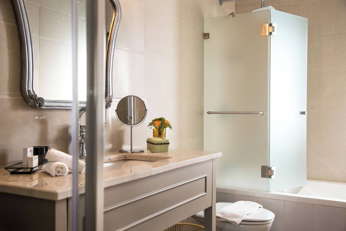 presidential suite | bathroom | free toiletries, hair dryer, towels