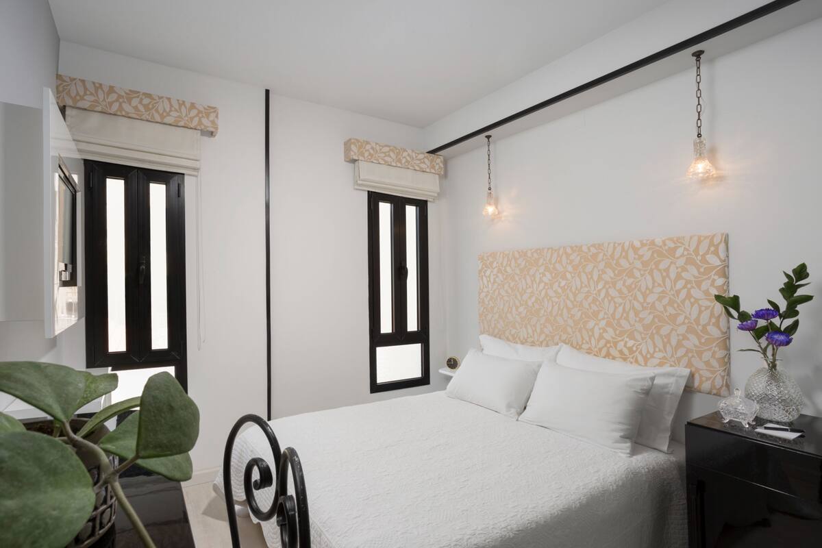 Small Single Room | ตู้นิรภัยในห้องพัก, โต๊ะทำงาน, พื้นที่ทำงานแบบใช้แล็ปท็อป