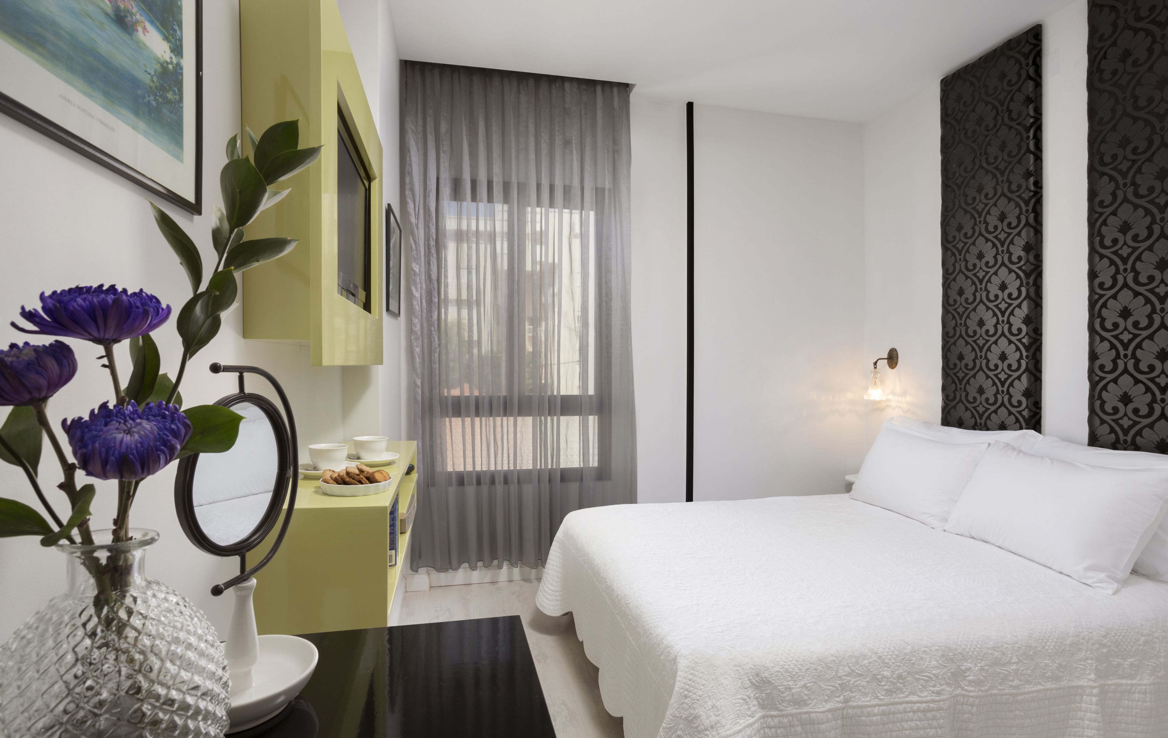 small single room | 1 bedroom, in-room safe, desk, iron/ironing board