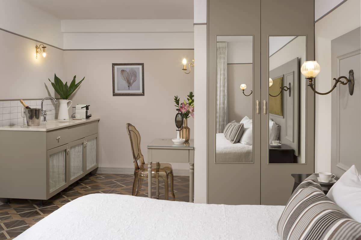 Romantische suite | 1 slaapkamer, een kluis op de kamer, een bureau