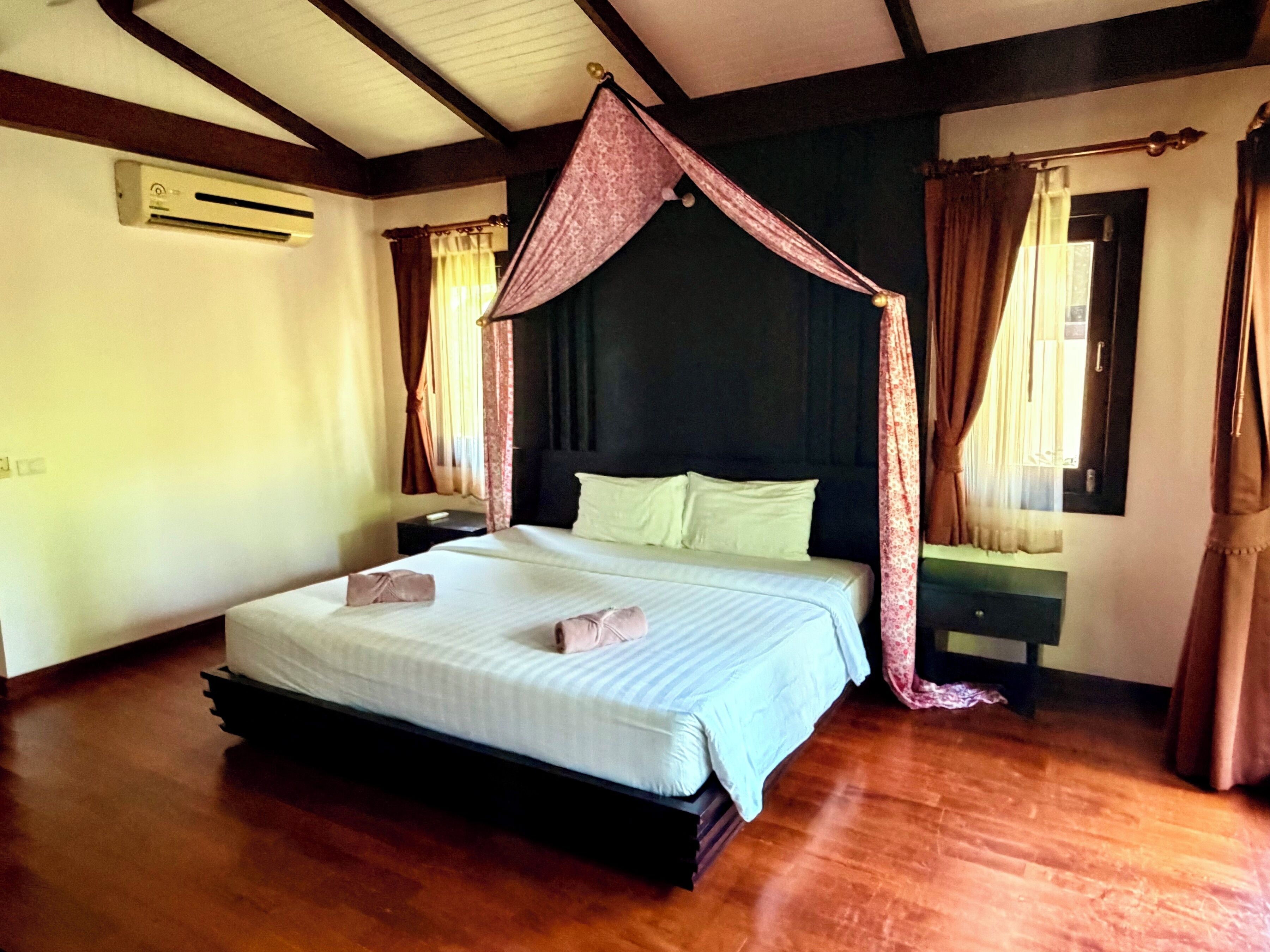 พรีเมียร์วิลล่า, เตียงคิงไซส์ 1 เตียง, ระเบียง, วิวภูเขา | โต๊ะทำงาน, ผ้าม่านกันแสง, เตารีด/โต๊ะรีดผ้า
