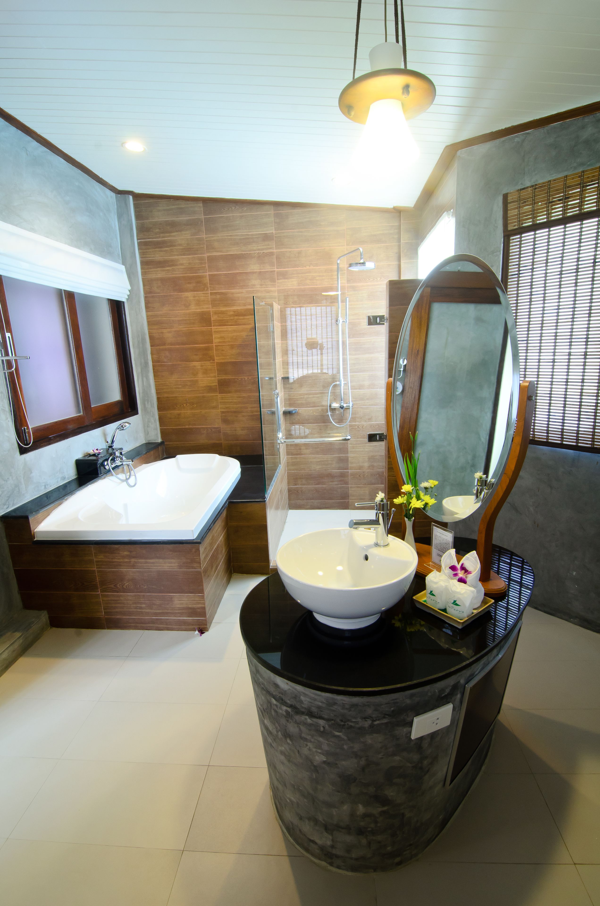 separate bathtub and shower, rainfall showerhead, free toiletries