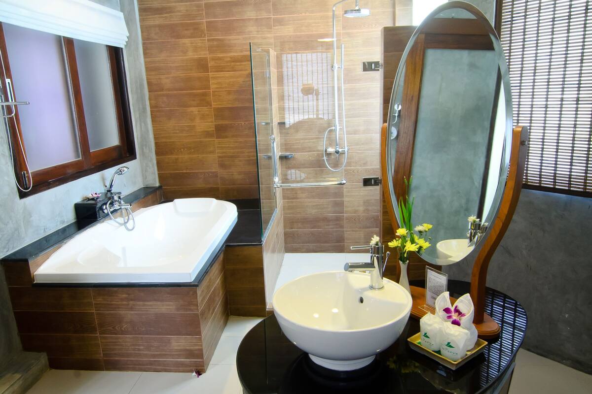 separate bathtub and shower, rainfall showerhead, free toiletries