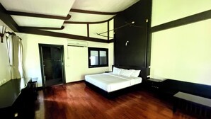 A bedroom with a bed, a desk, and a wardrobe. - Aonang Phu Petra Resort Krabi (Krabi)