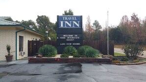 A Travel Inn sign welcoming guests to the interstate oasis with Lake View rooms. - Travel Inn Hazen (Hazen)