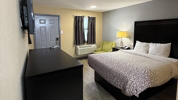 Standard Room, 1 Queen Bed (1 queen bed) | Soundproofing, iron/ironing board, free WiFi