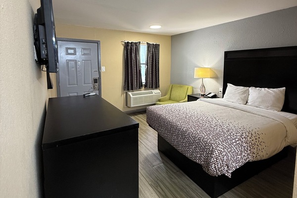 Standard Room, 1 Queen Bed (1 queen bed) | Soundproofing, iron/ironing board, free WiFi