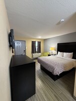 Standard Room, 1 Queen Bed (1 queen bed) | Soundproofing, iron/ironing board, free WiFi
